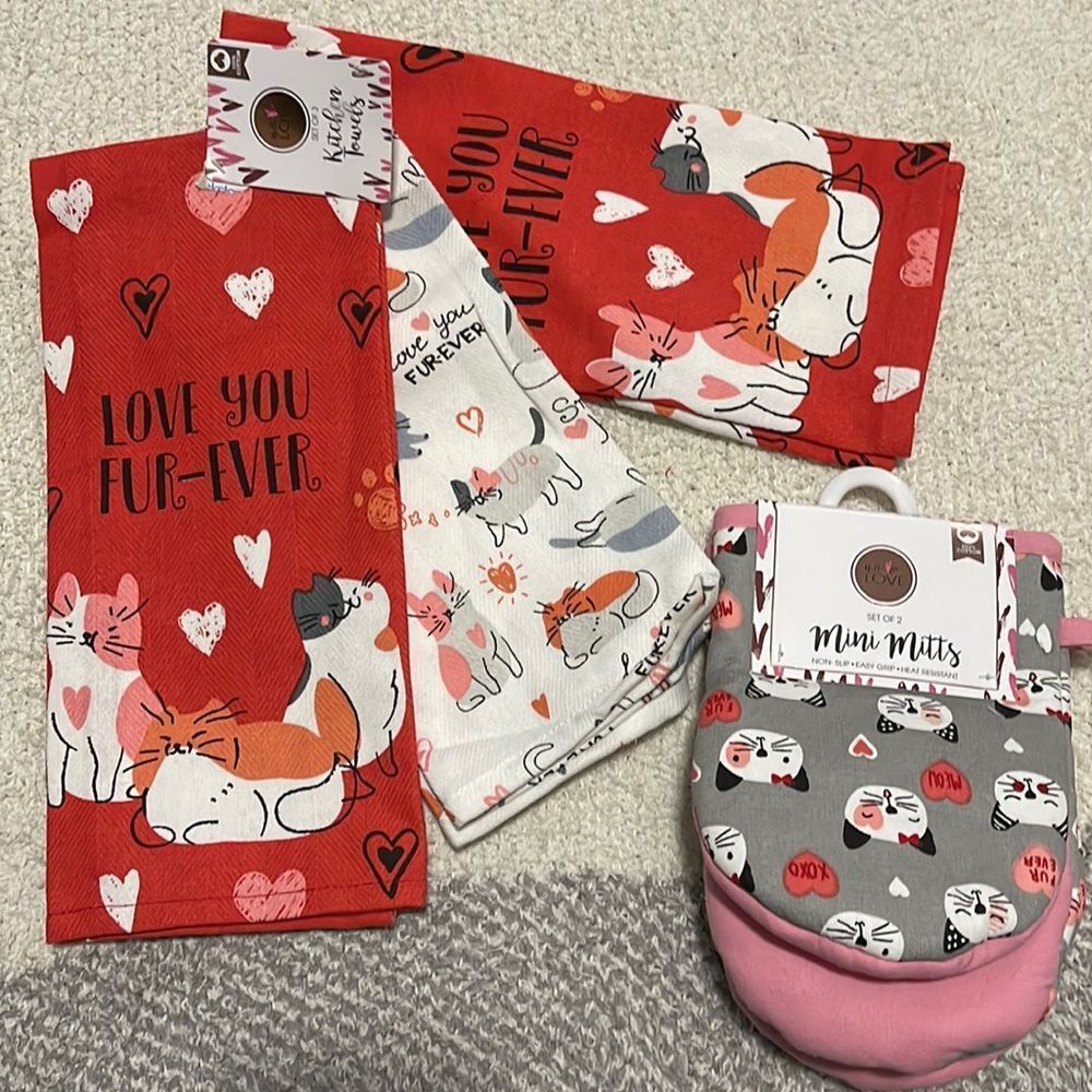 NWT- Hello Love. Three Kitchen Towels & a pair of mini oven mitts. Kitty Themed